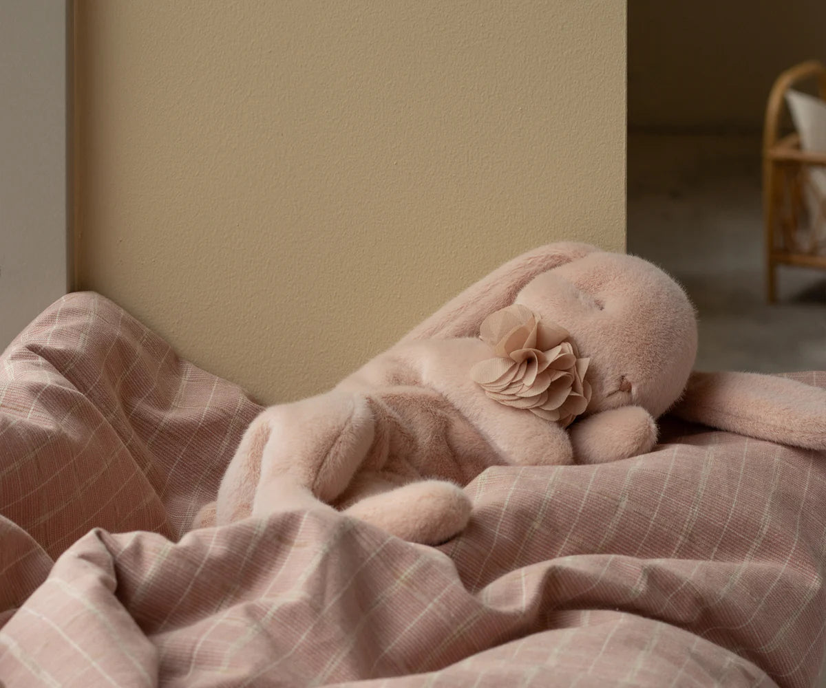 Peluches lapins couchés - divers coloris