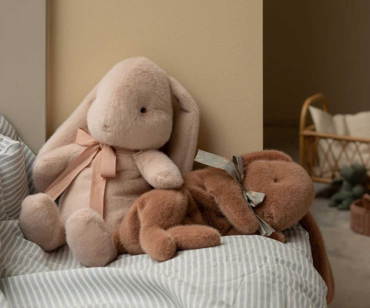 Peluches lapins couchés - divers coloris