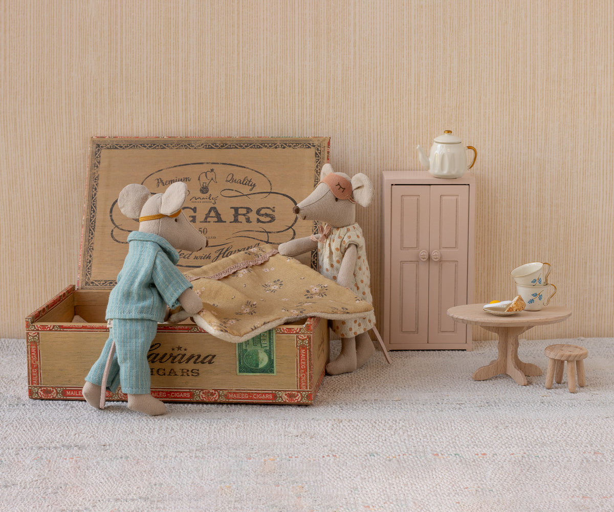 Souris Maman & Papa dans leur coffret à cigares