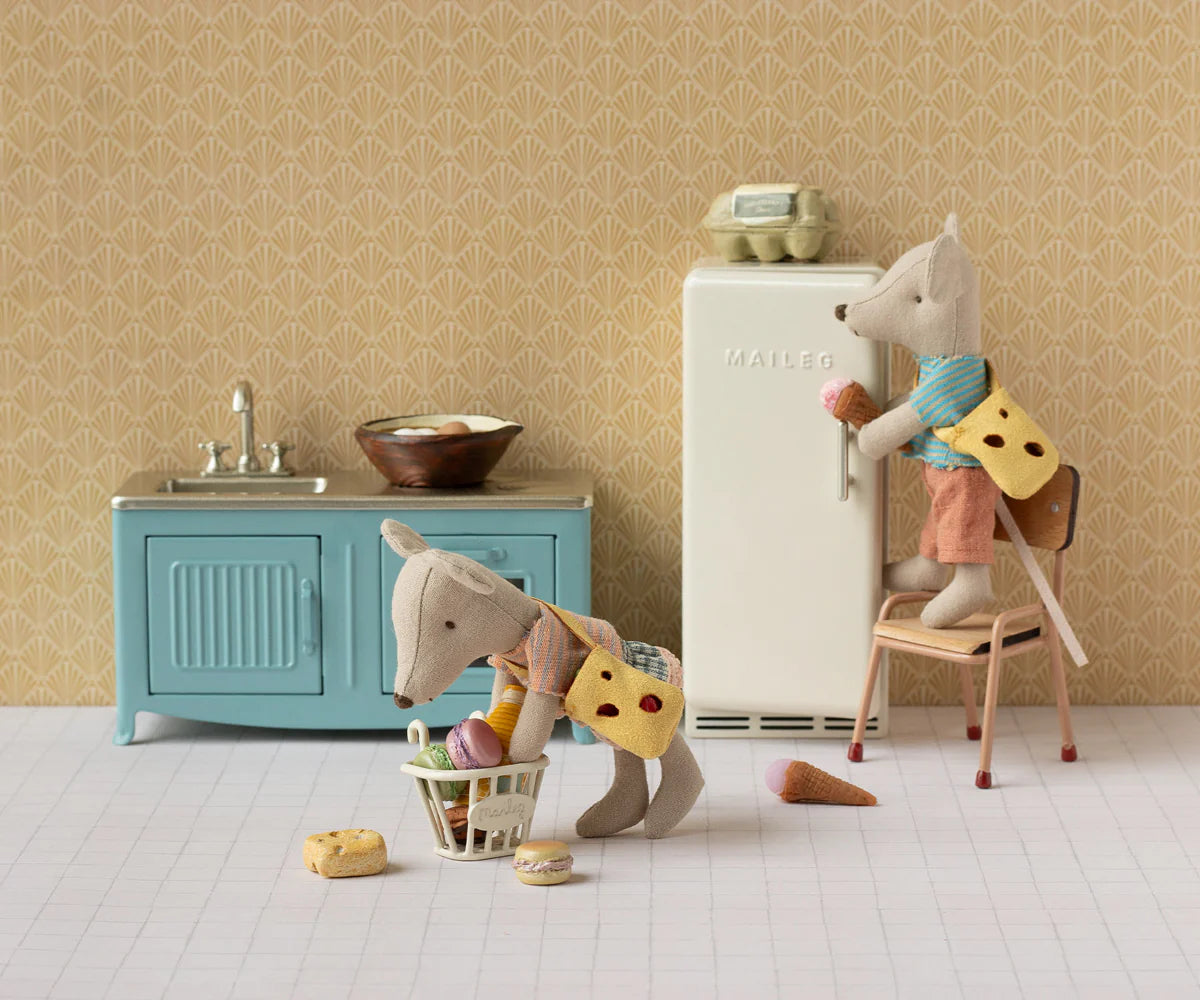 Petit Frère souris avec son sac