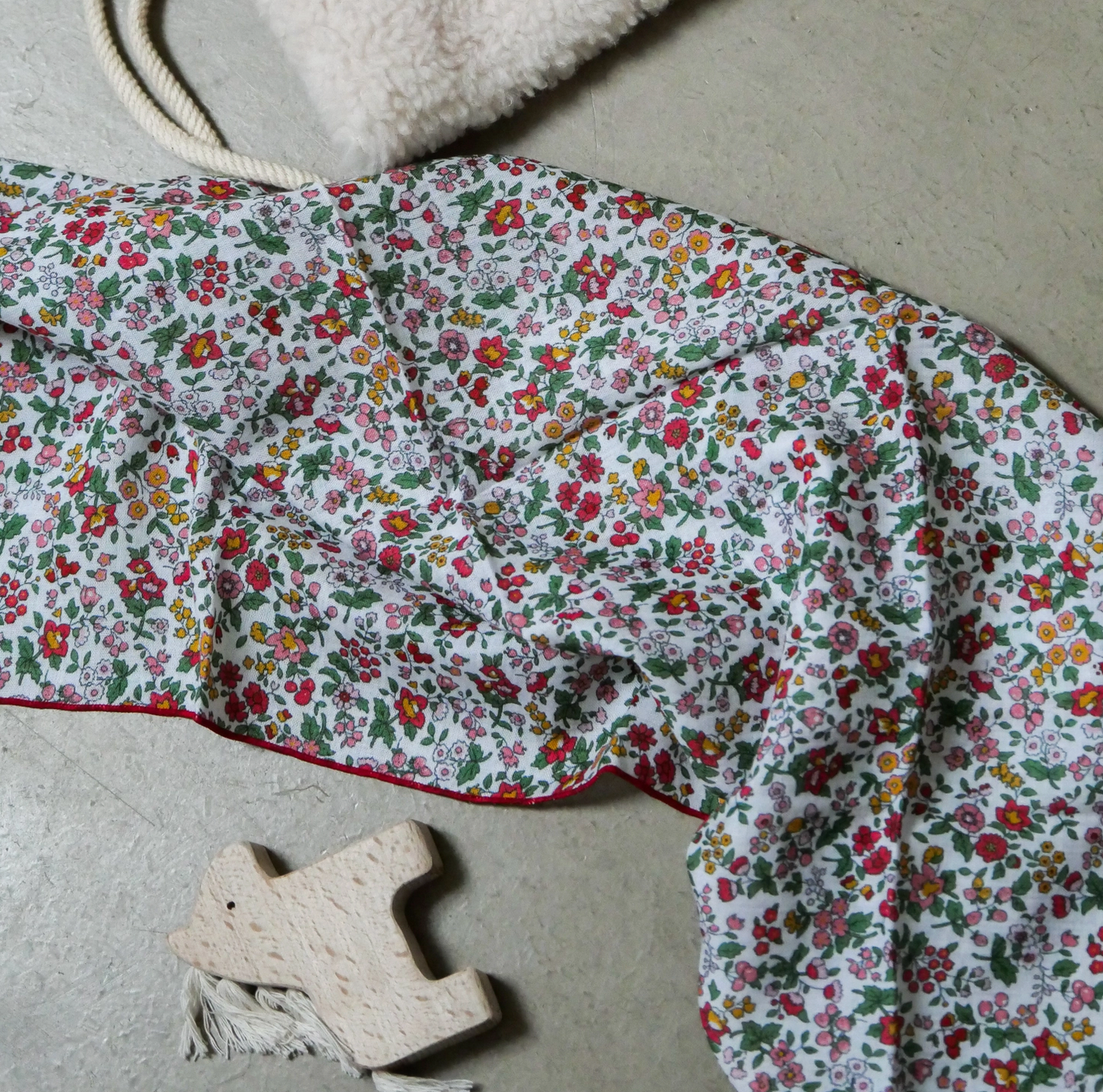 Foulard enfant fleuri