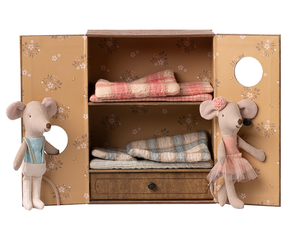 Studio de danse avec petite sœur et petit frère Souris