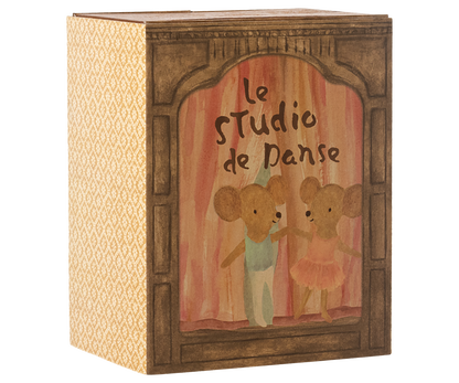 Studio de danse avec petite sœur et petit frère Souris