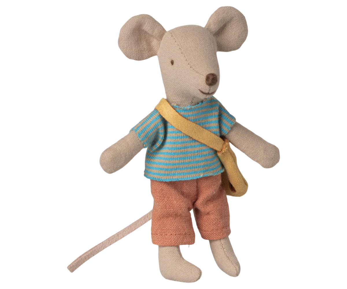 Petit Frère souris avec son sac
