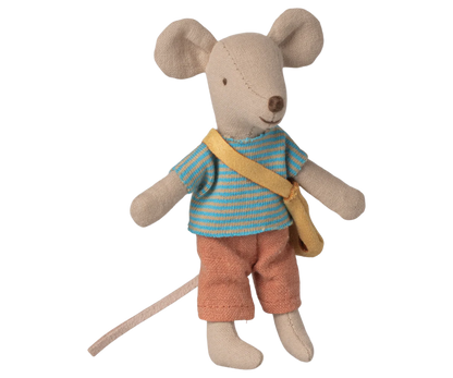 Petit Frère souris avec son sac