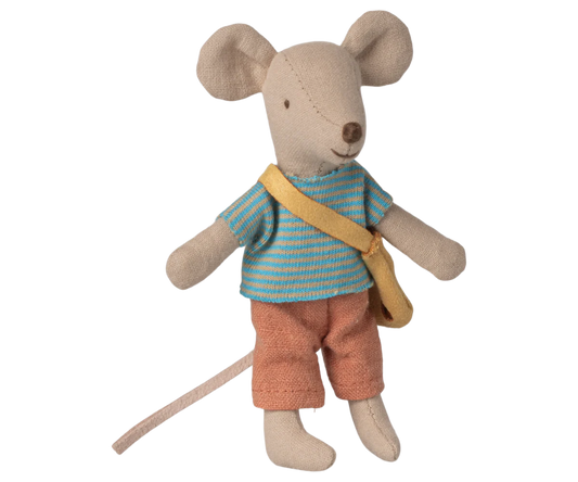Petit Frère souris avec son sac