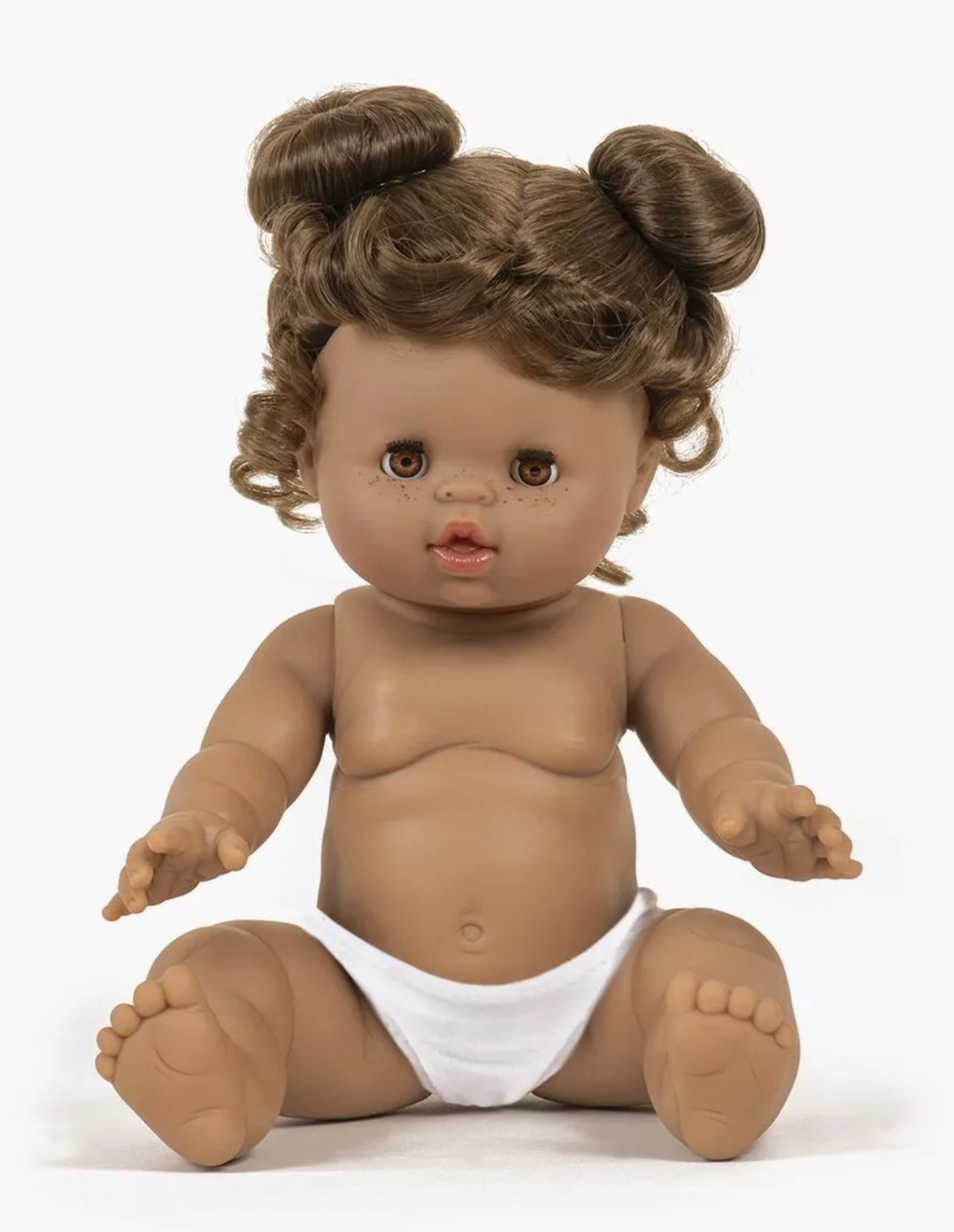 Poupée yeux dormeurs Madeleine "Gordis assis" 34 cm + culotte