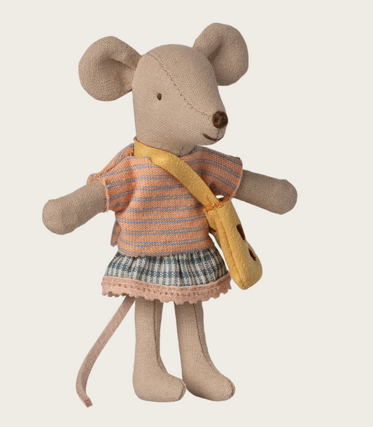 Petite soeur souris avec son sac