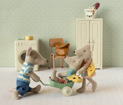 Petite soeur souris avec son sac